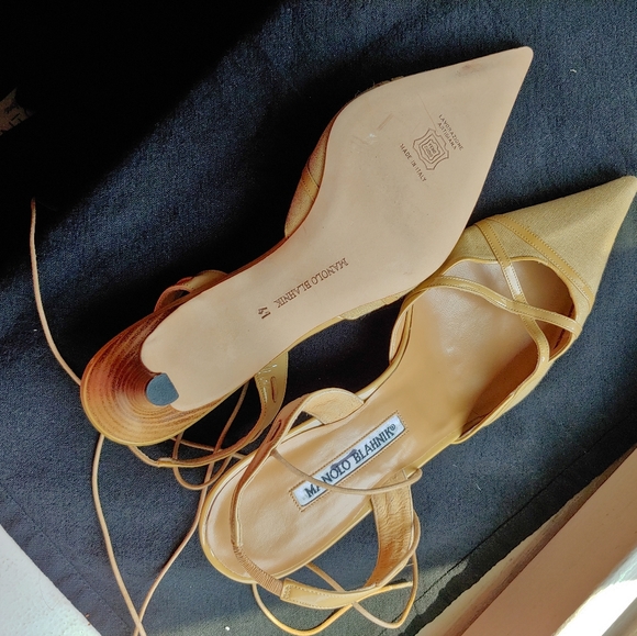 Manolo Blahnik tan linen kitten heel slingbacks, patent leather trim - Picture 3 of 5